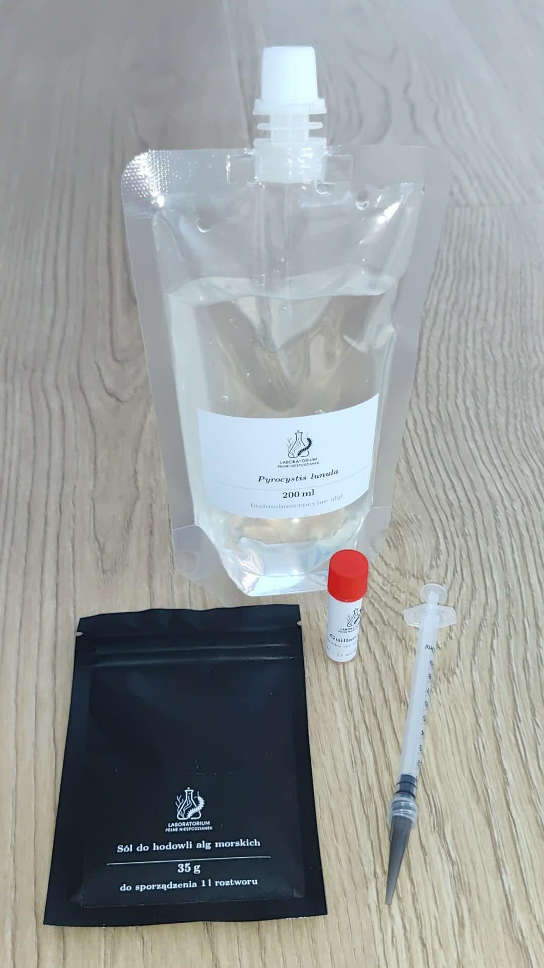 Zawartość zestawu: saszetka z kulturą 200 ml, sól morska, fiolka pożywki i strzykawka